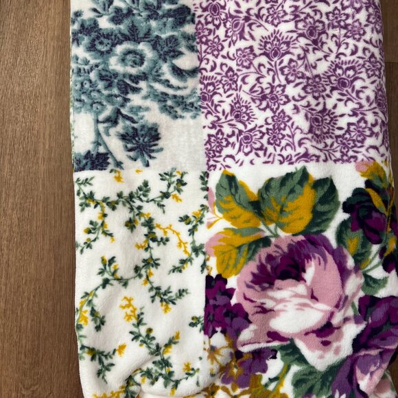 NEW Laura Ashley Cottage Floral Oversized Plush Throw - Picture 3 of 9